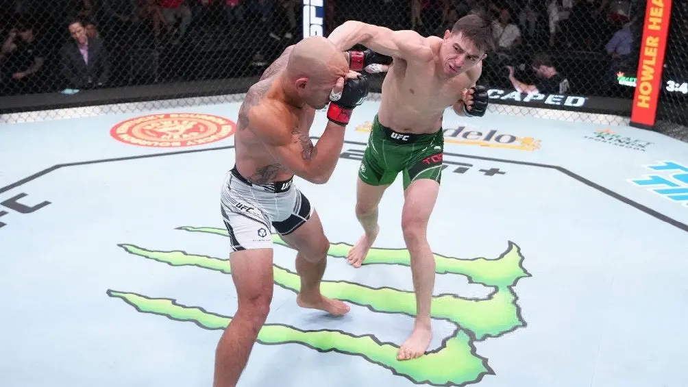 Manuel Torres peleando en el octágono ante Frank Camacho | TWITTER | @MMA_FUSION