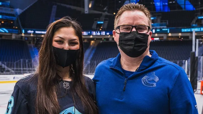Aficionada le salvó la vida a un entrenador en pleno partido de la NHL