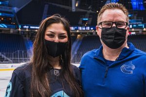 Aficionada le salvó la vida a un entrenador en pleno partido de la NHL