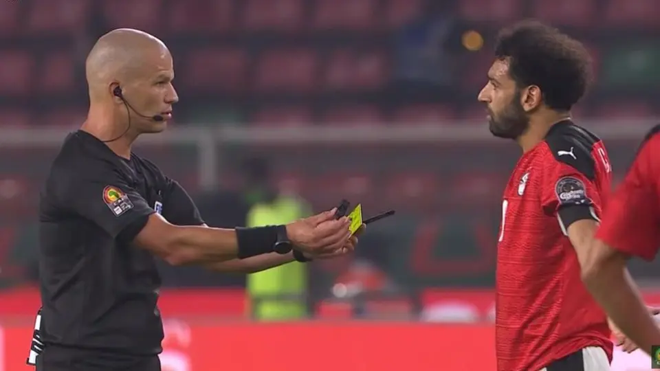 Video: Árbitro ofrece a Mohamed Salah pitar el partido ante constantes reclamos