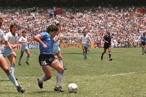 Maradona: Playera que usó el Pelusa ante Inglaterra es subasta por más de 4 millones de libras