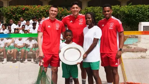 Edson Álvarez: Ajax lleva porterías a escuela de Curazao