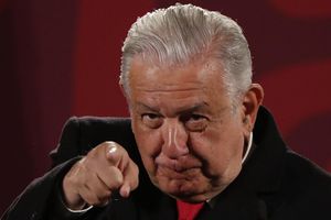 AMLO: Presidente exhibió presuntos ingresos de Loret de Mola porque 'se dedica a golpear'