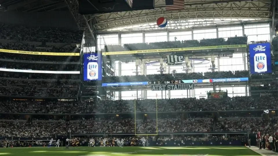 Cowboys: Aficionados explotaron contra su equipo y lanzaron objetos al campo