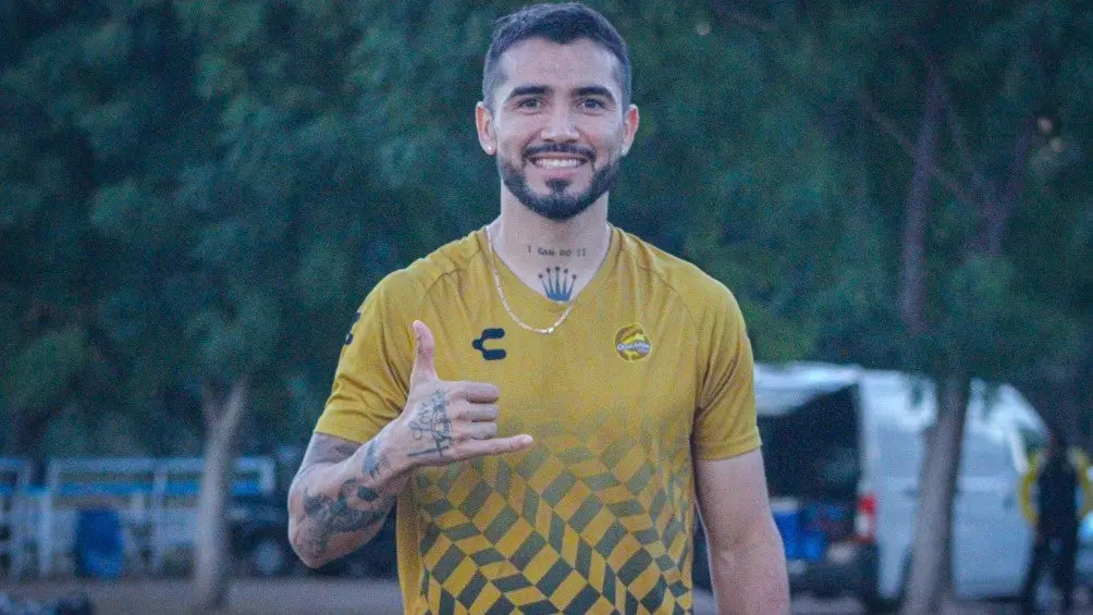 Mario 'Mono' Osuna posa con la indumentaria de Dorados | @Dorados
