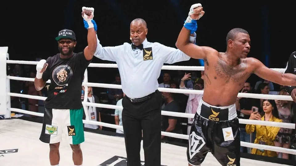 Mayweather: Peleó ante Don Moore en un combate de exhibición