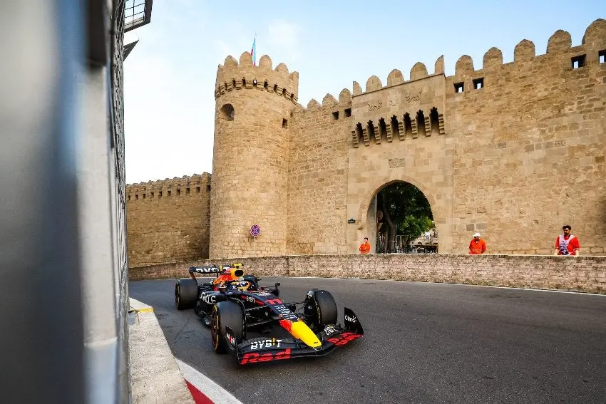Checo Pérez previo al GP de Bakú bajo los colores de Red Bull | AP