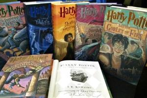 Estados Unidos: Párroco organiza quema de libros de Harry Potter y Crepúsculo por "brujería"