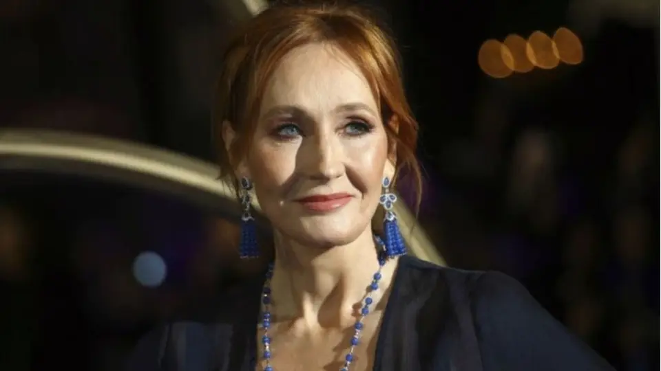 Escuela retira el nombre de JK Rowling de edificio tras ser señalada por transfobia