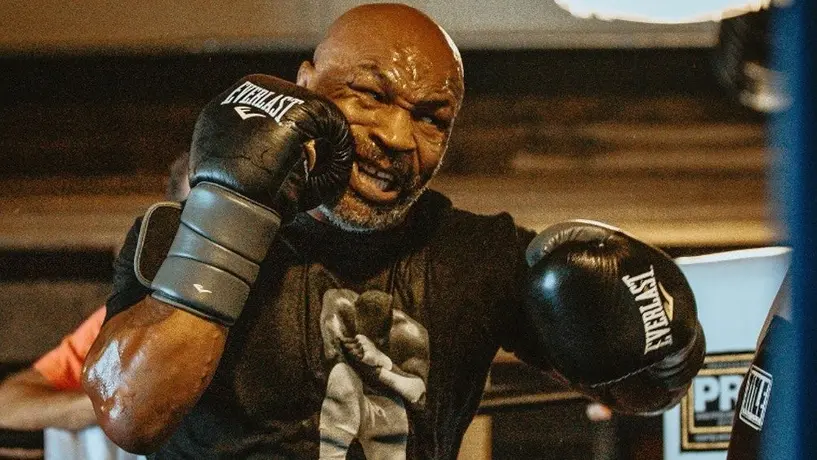 Mike Tyson perdió el control y golpeó a pasajero durante vuelo