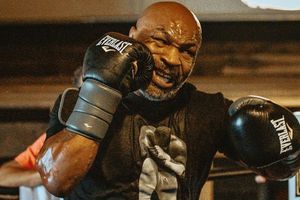 Mike Tyson perdió el control y golpeó a pasajero durante vuelo