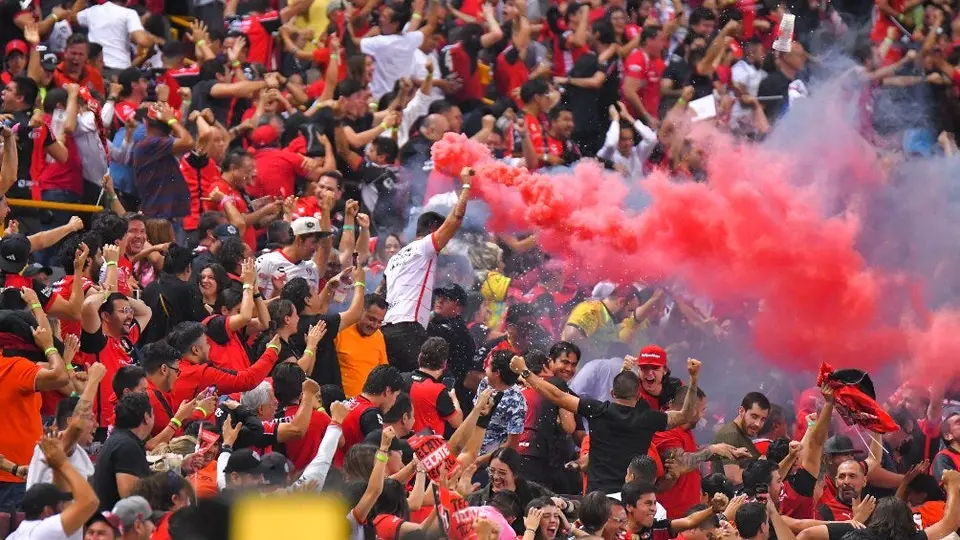 Atlas: Afición rojinegra festejó triunfo vs Tuzos en la glorieta de los Niños Héroes