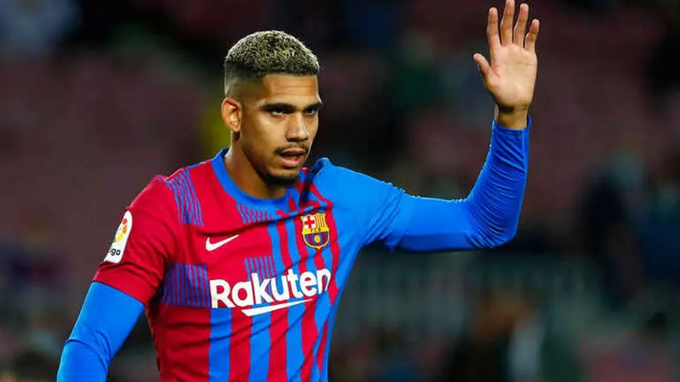 Barcelona: Ronald Araújo, baja ante el Napoli por molestias en el sóleo