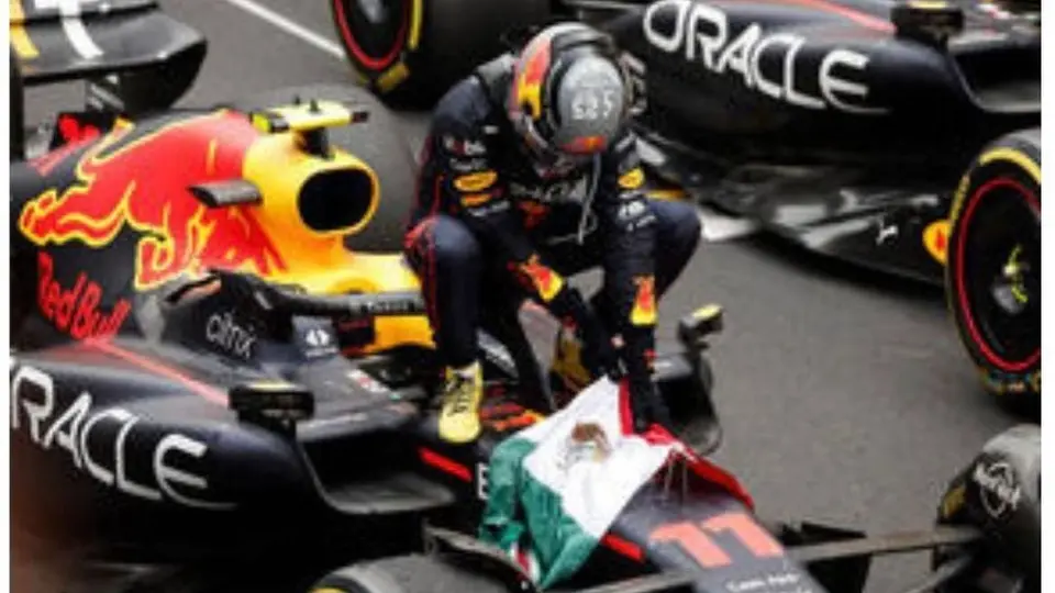 Checo Pérez: El piloto mexicano recibió la bandera de México del oficial de pista