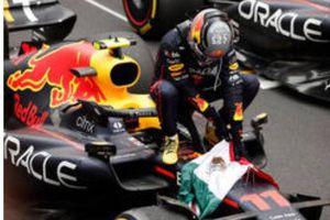 Checo Pérez: El piloto mexicano recibió la bandera de México del oficial de pista