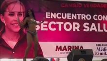 Video: Mujer en bikini dio 'show' durante un evento de Marina Vitela con el sector salud