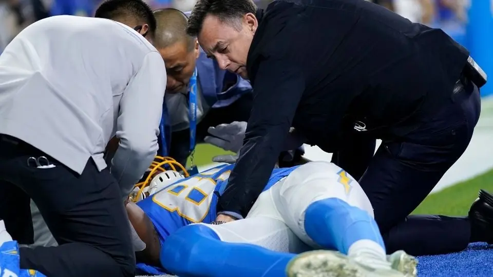 Chargers: Donald Parham sufrió espeluznante conmoción tras golpe en la cabeza