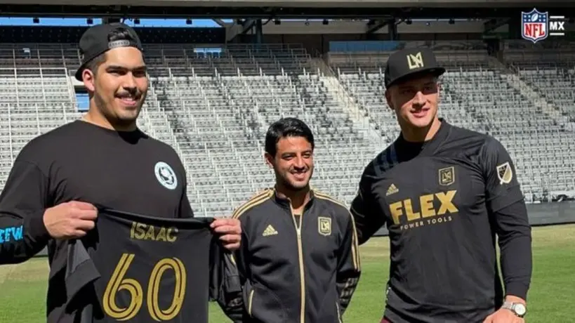 Carlos Vela obsequió un jersey de LAFC a Isaac Alarcón, jugador de los Cowboys