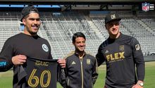 Carlos Vela obsequió un jersey de LAFC a Isaac Alarcón, jugador de los Cowboys