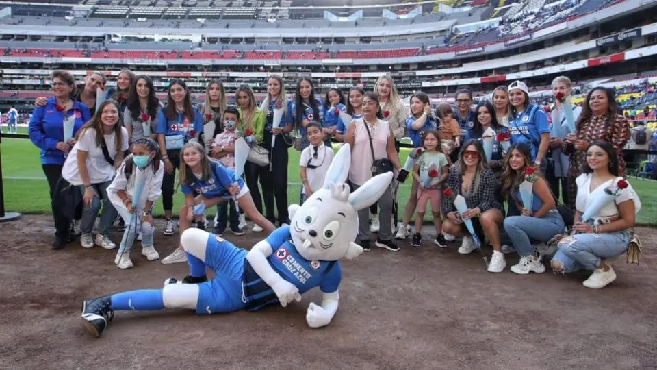 Cruz Azul: Jugadores reconocieron a madres y esposas con motivo del 10 de mayo