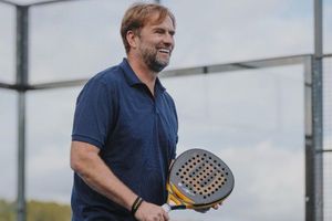 Jürgen Klopp cambió el futbol por el pádel para campaña promocional