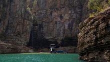 Roca gigante cayó sobre lago en Brasil y mató a cinco personas