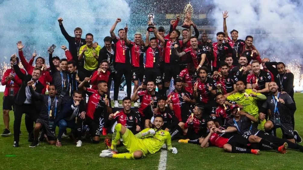 Atlas celebra con el trofeo de Campeón | MIGUEL PONTÓN
