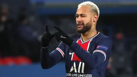 Neymar comenzó con las celebraciones de Año Nuevo en su nueva mansión de Rio de Janeiro