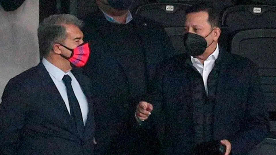 Barcelona: Laporta, en reunión con presidente del Valencia para posibles traspasos de Soler y Gayá
