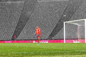 Video: Portero en Turquía tembló del frío durante el partido de la Copa nacional