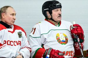 Vladimir Putin y Alexander Lukashenko jugaron hockey sobre hielo