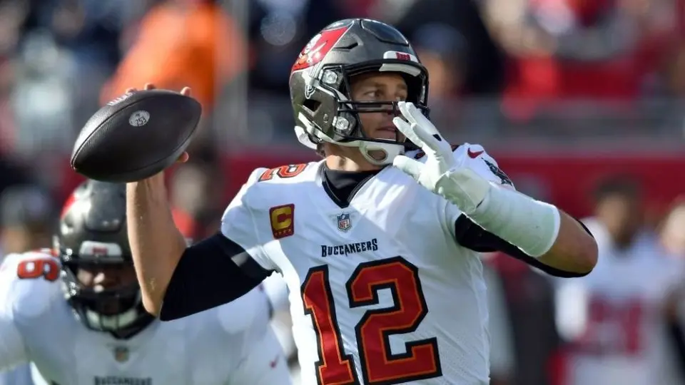 NFL: Tom Brady terminó con el rostro sangrado tras golpe de Von Miller