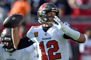 NFL: Tom Brady terminó con el rostro sangrado tras golpe de Von Miller