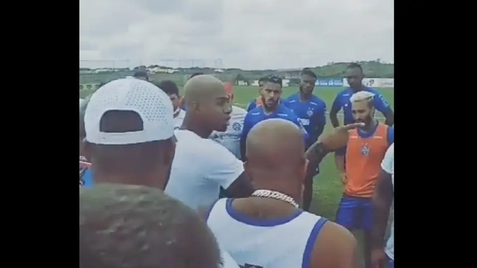Aficionados del Bahía de Brasil detuvieron entrenamiento y amenazaron a jugadores