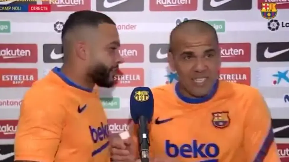 Video: Memphis Depay 'incomodó' a Dani Alves tras la goleada del Barcelona