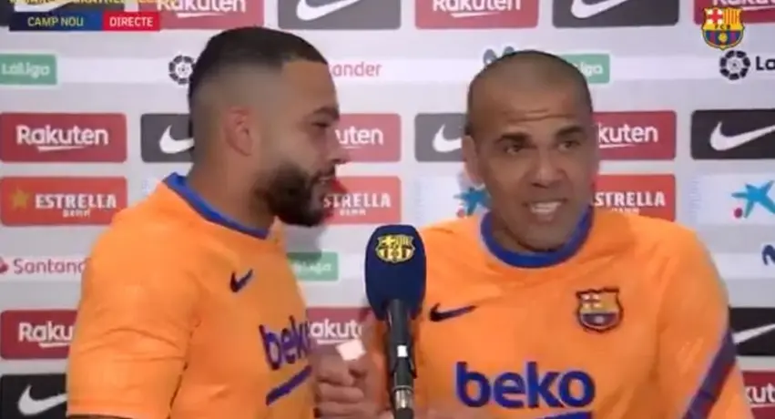 Video: Memphis Depay 'incomodó' a Dani Alves tras la goleada del Barcelona
