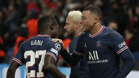 PSG: Gueye recibió insultos racistas tras pisotón a Mbappé