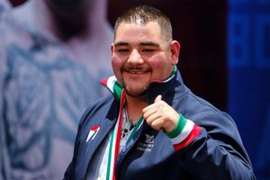 Video: Andy Ruiz y Christian Nodal pasearon juntos por las calles de Las Vegas