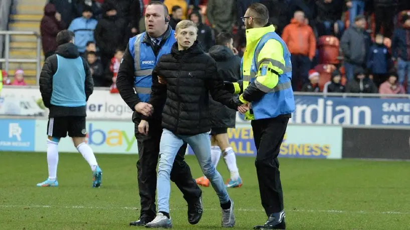 Aficionado ingresó a la cancha, molestó al rival e impidió que le hicieran gol a su equipo