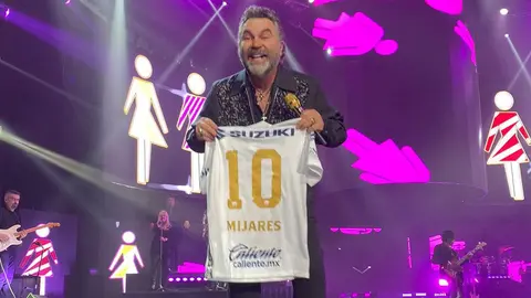 Pumas: Mijares recibió jersey personalizado de los universitarios en concierto
