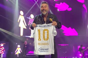 Pumas: Mijares recibió jersey personalizado de los universitarios en concierto