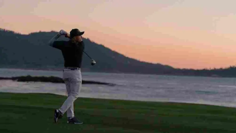 Video: Canelo Álvarez sorprendió con un tiro casi perfecto en torneo de golf