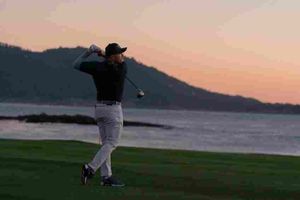 Video: Canelo Álvarez sorprendió con un tiro casi perfecto en torneo de golf