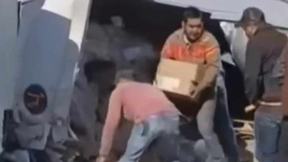 Veracruz: Tráiler volcó en la Xalapa-Perote y fue saqueado mientras el conductor agonizaba