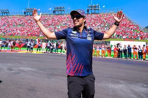 Checo Pérez bromeó sobre el sueldo de Verstappen: ‘¿Eso va a ganar? Que se moche’