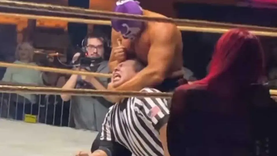 Árbitro aceptó dinero para dejarse apuñalar por luchador en Estados Unidos