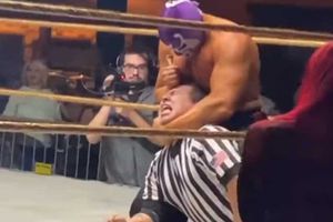 Árbitro aceptó dinero para dejarse apuñalar por luchador en Estados Unidos