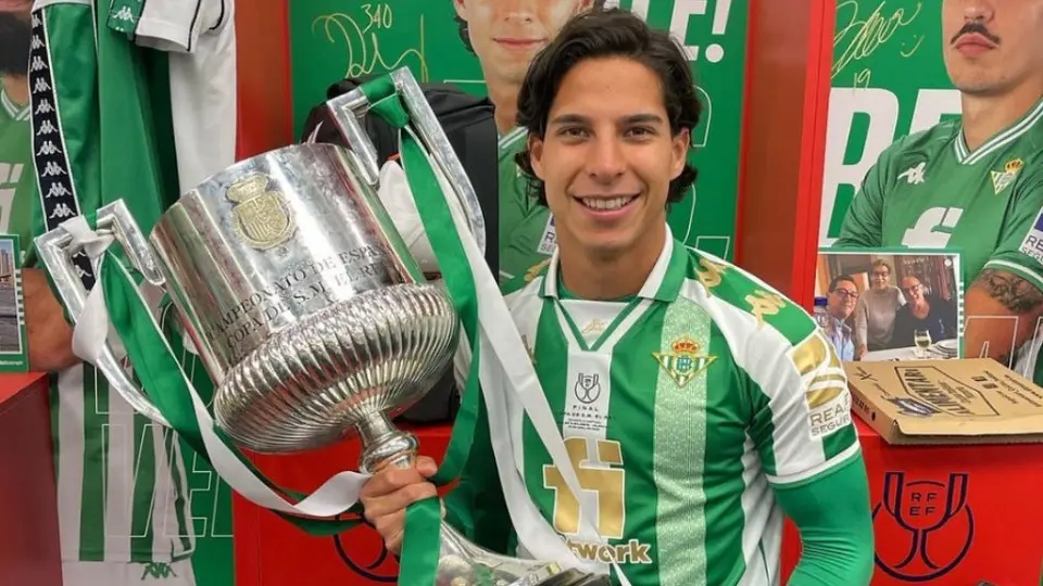 Diego Lainez: Posó con la Copa del Rey tras ser Campeón con el Betis
