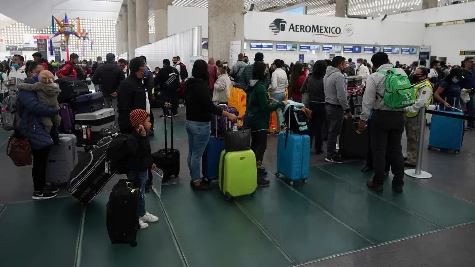 CDMX: Cancelan decenas de vuelos en el AICM por contagios en personal de aerolíneas