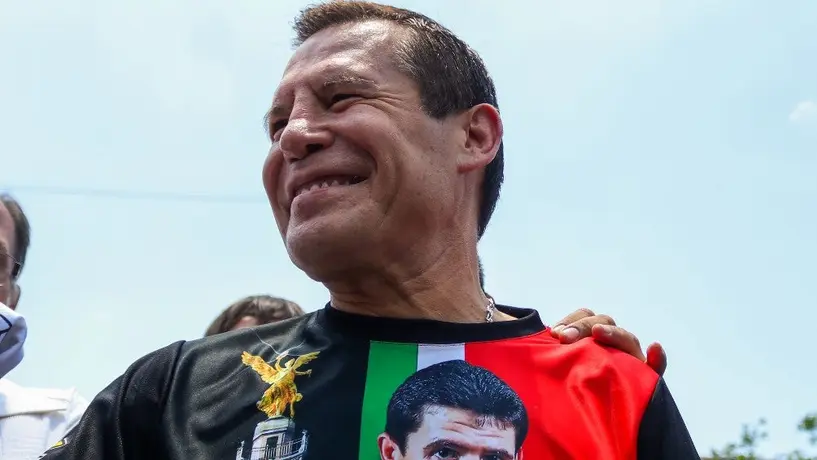 Julio César Chávez felicitó a Memo Ochoa por el lanzamiento de su perfume '8A'